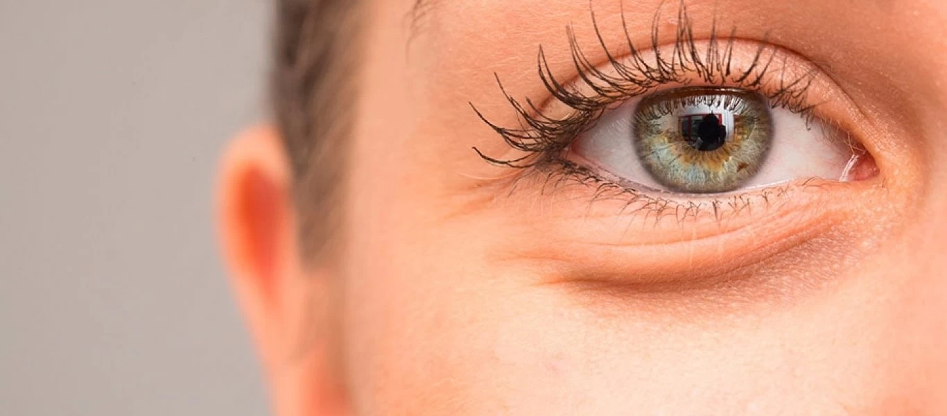 Δέρμα γύρω από τα μάτια: Τα βήματα για τη σωστή φροντίδα του